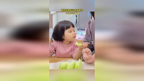 萌娃吃瓜热门视频,萌态百出，热门视频引网友热议